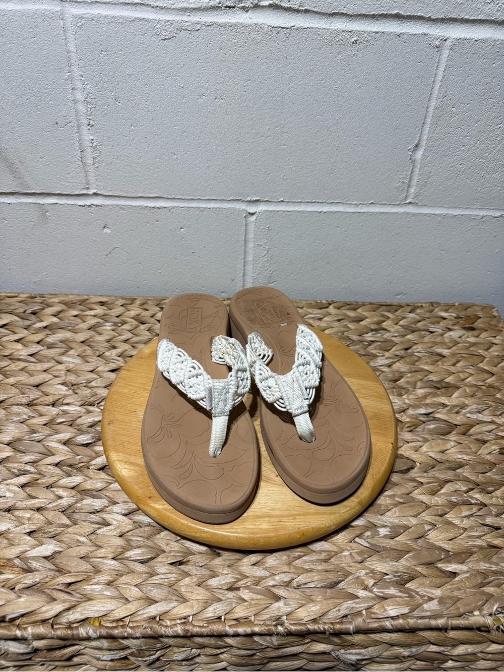 Roxy Woman’s Woven Toe-Post Sandals in White and Tan